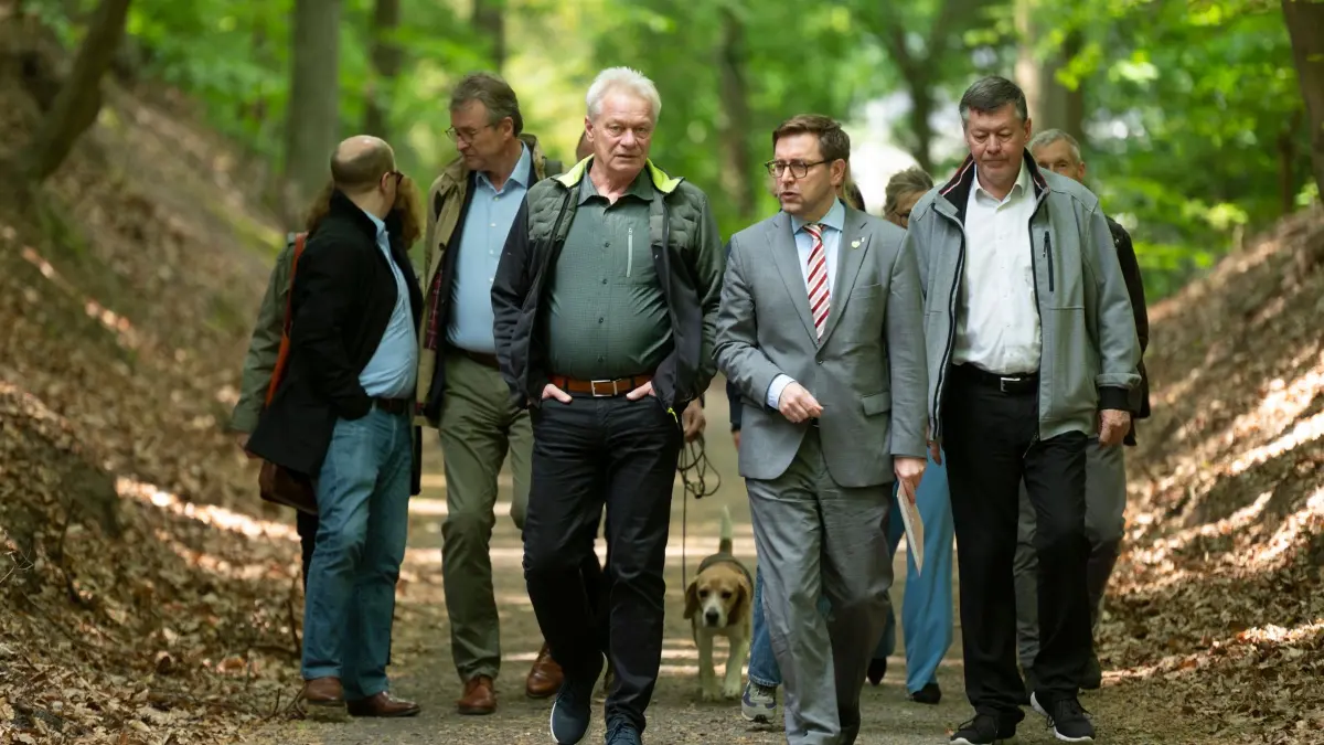 Waldzustandserhebung 2025: 19.05.2026, Berlin: Alois Rainer (CSU, 3.v.l), Bundesminister für Ernährung, Landwirtschaft und Heimat, und Andreas Kraus (CSU, 2.v.r), Staatssekretär für Klimaschutz und Umwelt in der Berliner Senatsverwaltung für Mobilität, Verkehr, Klimaschutz und Umwelt, kommen zu einer Pressekonferenz zur Waldzustandserhebung 2025 im Tegeler Forst. Für die Waldzustandserhebung wird seit den 1980er-Jahren jährlich ein Netz von Stichproben vom Zustand der Baumkronen dokumentiert. Foto: Christophe Gateau/dpa +++ dpa-Bildfunk +++