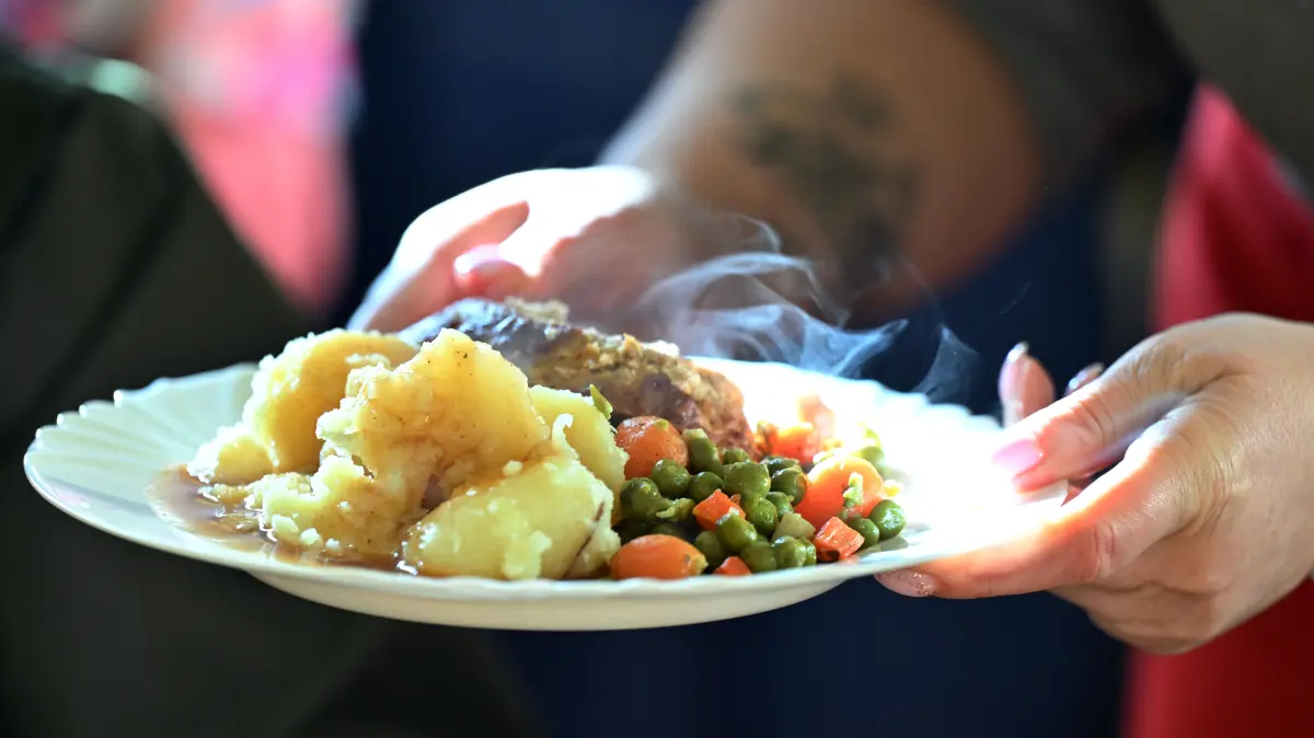 Ein Teller mit dampfendem Hackbraten, Kartoffeln und Mischgemüse wird im „Restaurant des Herzens“ serviert. Bedürftige erhalten hier eine warme Mahlzeit. Die Einrichtung der Evangelischen Stadtmission öffnet traditionell zum Nikolaustag. Finanziert wird das Angebot über Geld- und Lebensmittelspenden. Zudem engagieren sich viele Ehrenamtliche in der Küche und bei der Essensausgabe. +++ dpa-Bildfunk +++