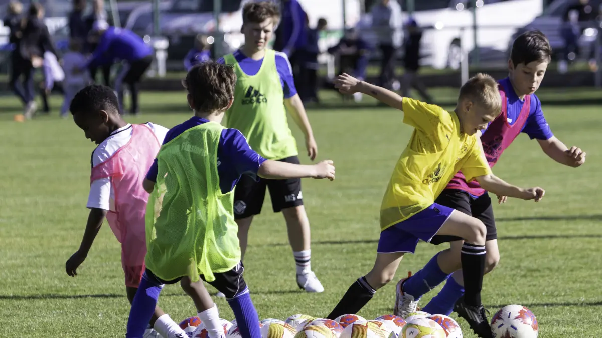 Beim Sepp-Herberger-Tag und Kinderfußballtag der Spielvereinigung Finsterwalde mit der Grundschule Nord werden Kinder spielerisch in Bewegung gebracht.