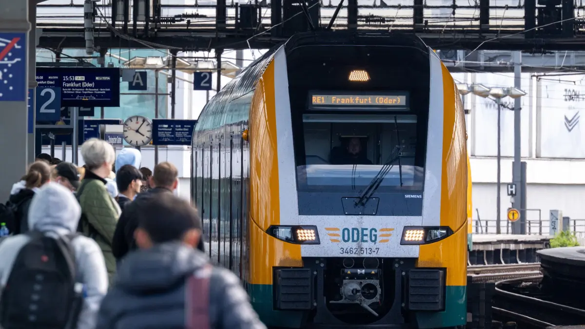 Reisende warten auf Bahnsteig 2 des Bahnhofs Zoologischer Garten auf die Ankunft des Regionalexpress RE1 der ODEG mit Fahrtziel Frankfurt (Oder). (zu dpa: «RE1 in und um Berlin: wochenlange Ausfälle und Umleitungen») +++ dpa-Bildfunk +++