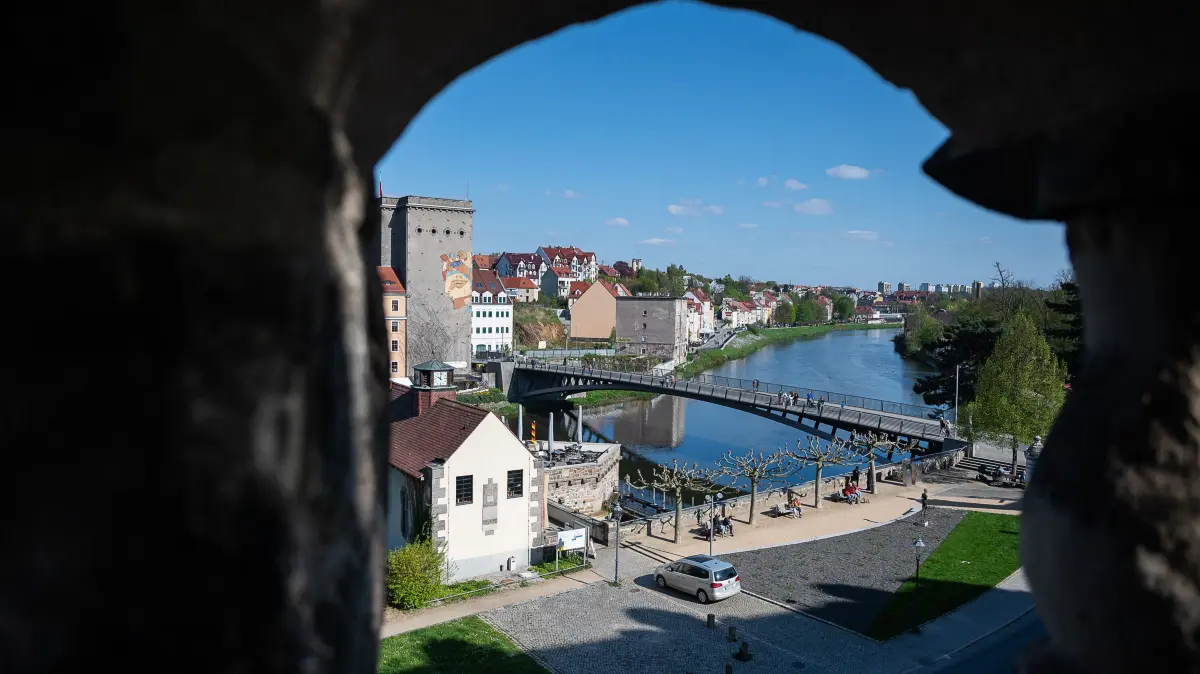 Blick durch eine historische Maueröffnung auf die Altstadtbrücke in Görlitz. Die Altstadtbrücke überspannt den Fluß Neiße und verbindet die Städte Görlitz auf der deutschen Seite (unten) und Zgorzelec in Polen (oben). Seit 1945 markiert die Neiße die deutsch-polnische Staatsgrenze. +++ dpa-Bildfunk +++