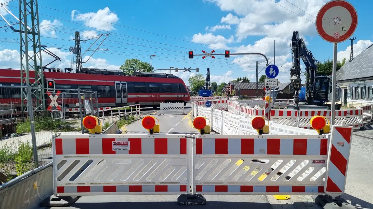 Gesperrte L49 am Bahnübergang Berliner Straße in Lübbenau. Nur Fußgänger und Radfahrer können die Großbaustelle der Bahn weiterhin passieren.