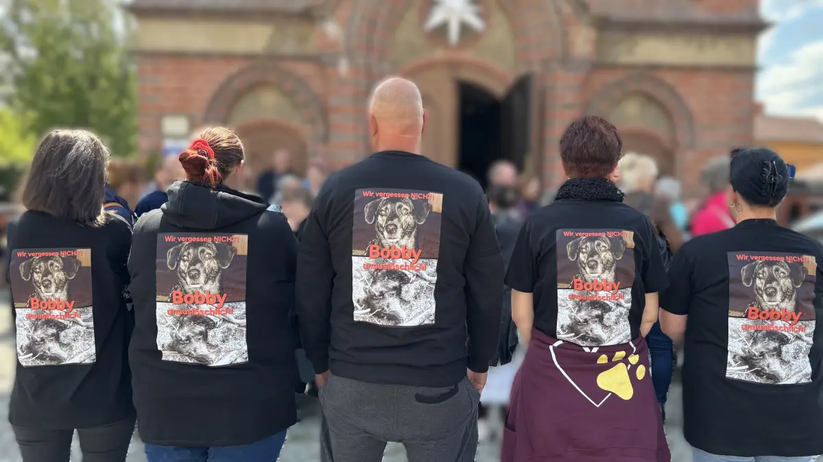 Der Vorstand des Vereins Südbrandenburger Tierfreunde setzt ein zusätzliches Zeichen: mit T-Shirts gegen das Vergessen.