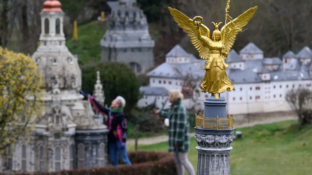 Die Viktoria auf dem Modell der Berliner Siegessäule ist vor der Dresdner Frauenkirche (l-r), dem Völkerschlachtdenkmal und der Augustusburg in der Miniwelt in Lichtenstein zu sehen. Der Miniaturpark ist am Dienstag (01.04.2025) in seine 26. Saison gestartet. Nach dem Winterschlaf wurden die über 100 Modelle von der Antike zur Moderne gereinigt und auf Schäden untersucht. Die Anlage von Schloss Sanssouci wurde von den Modellbauern umfassend restauriert und erstrahlt nun wieder in leuchtenden Farben. Auf ihrem Rundgang durch den Park spazieren Besucher an Bauwerken aller Kontinente im Maßstab 1:25 vorüber und können diese in ihrer Größe direkt miteinander vergleichen. Bis zum 02. November läuft die Saison in der Miniwelt, mit vielen Veranstaltungen. An den Osterfeiertagen wird die Schauwerkstatt wiedereröffnet und die Gartenbahnsaison beginnt. +++ dpa-Bildfunk +++