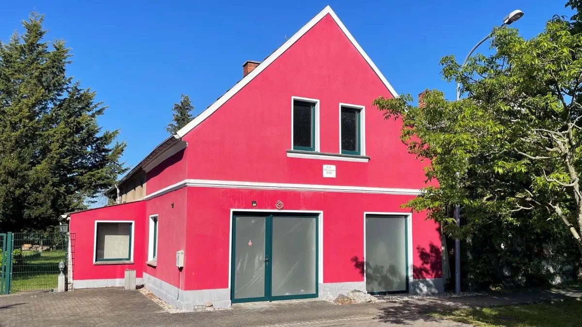 An diesem Häuschen in Winkel, ehemals ein Blumengeschäft, sollen bald die Sichtschutzfolien an den Schaufenstern verschwinden.