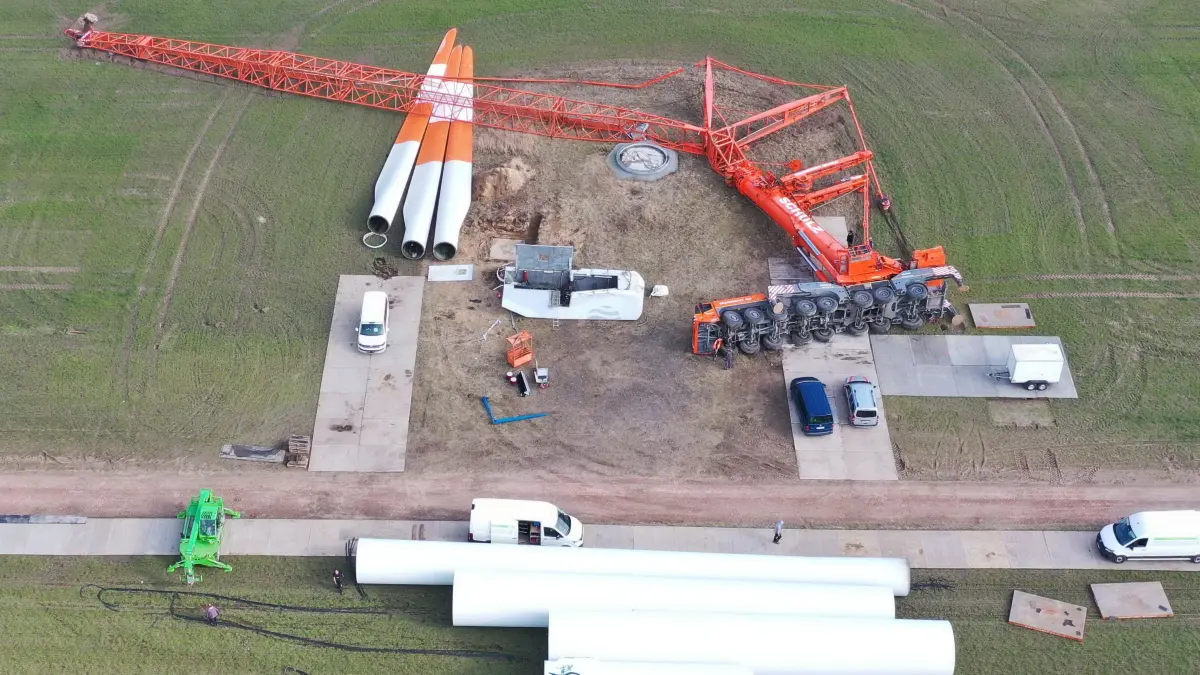 Kleinkinderspielplatz auf dem Holzhof eingeweiht – Windanlagenbetreiber spendiert 20.000 Euro für Spielgeräte – Bald vier neue Windkraftanlagen für ca. 60 Millionen Euro zwischen Kotschka und Stolzenhain: Kleinkinderspielplatz auf dem Holzhof eingeweiht – Windanlagenbetreiber spendiert 20.000 Euro für Spielgeräte – Bald vier neue Windkraftanlagen für ca. 60 Millionen Euro zwischen Kotschka und Stolzenhain
- Zu einer schweren Havarie ist es am 23. März 2022 im Windpark zwischen Elsterwerda und Stolzenhain gekommen. Beim Rückbau von drei 25 Jahre alten Windkraftanlagen ist ein auf ca. noch 100 Meter ausgefahrener 500 Tonnen- Schwerlastkran einer Firma aus Hamburg umgefallen