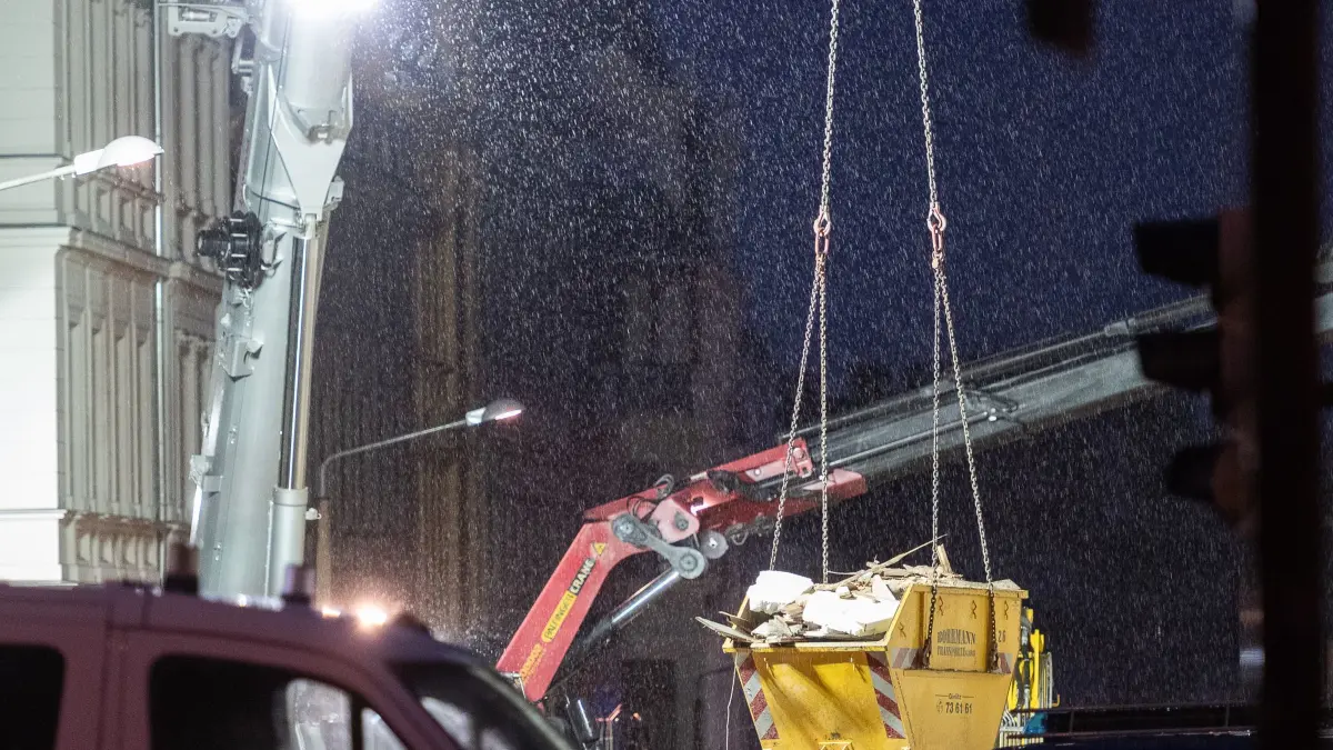 Hauseinsturz in Görlitz: 20.05.2026, Sachsen, Görlitz: Am Abend setzte wieder Regen an der Unglücksstelle ein. Die Arbeiten an dem Trümmerfeld laufen jedoch weiter. Aufnahme aus der James-von-Moltke-Strasse in Görlitz. Hier kam es am frühen Abend des 18.5.2026 zu einem Einsturz eines bewohnten Hauses. Foto: Paul Glaser/dpa +++ dpa-Bildfunk +++