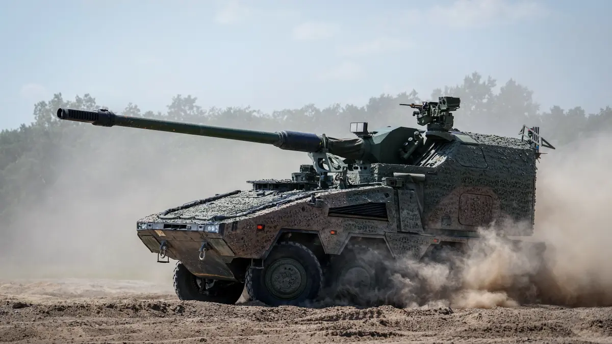 Eine neue Radhaubitze RCH 155 des Panzerherstellers KNDS fährt bei einer Präsentation auf dem Truppenübungsplatz Altengrabow. KNDS nutzt hier die Plattform des Radpanzers Boxer als Waffenträger für ein automatisiertes und fernbedienbares Artilleriegeschütz. Mit der vollautomatisiert und aus laufender Fahrt schießenden Radhaubitze verspricht der Panzerbauer KNDS der Bundeswehr und den Streitkräften von Partnerstaaten einen Vorteil auf dem Gefechtsfeld. Zudem sollen zwei Soldaten als Besatzung ausreichen, wo bisher in der auf Ketten rollenden Panzerhaubitze 2000 noch fünf Mann als Fahrer und Bediener nötig sind. +++ dpa-Bildfunk +++