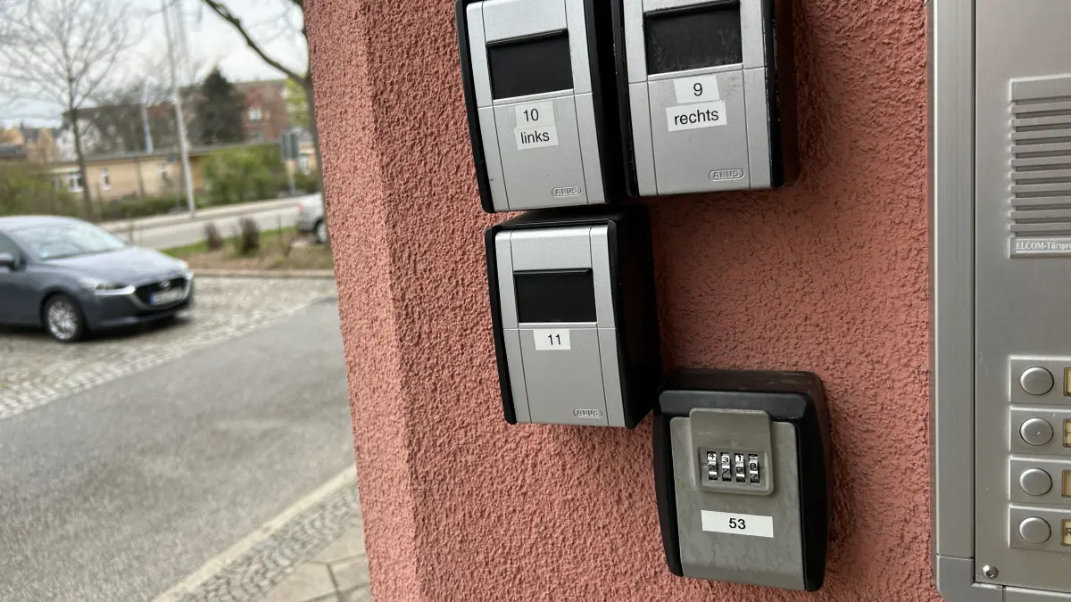 Schlüsseltresore für Ferienwohnungen, die über Airbnb und Co. angeboten werden, sind mittlerweile auch in Cottbus zu finden. In Metropolen und Urlaubsregionen entziehen sie dauerhaft attraktiven Wohnraum. Ist das auch hier so?