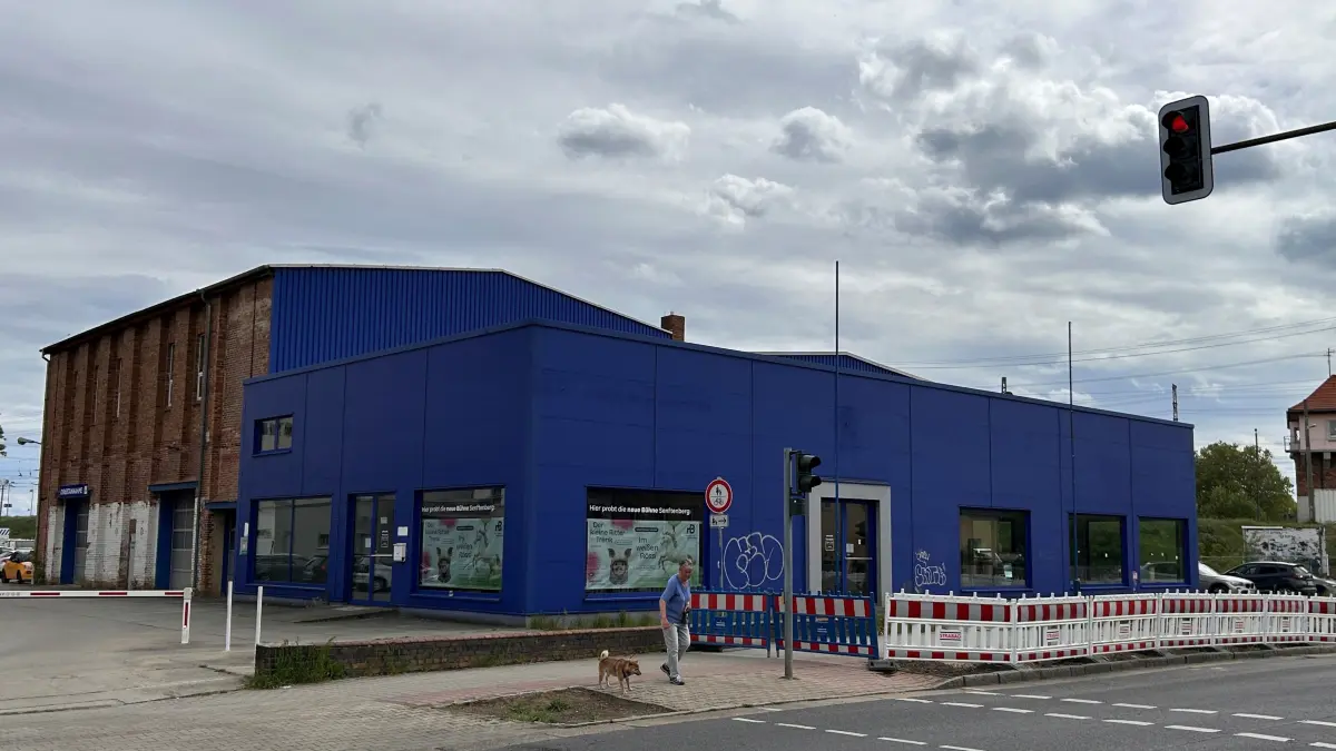 Das ehemalige Peugot-Autohaus in der Calauer Straße in Senftenberg ist plötzlich zur Theaterbühne geworden.