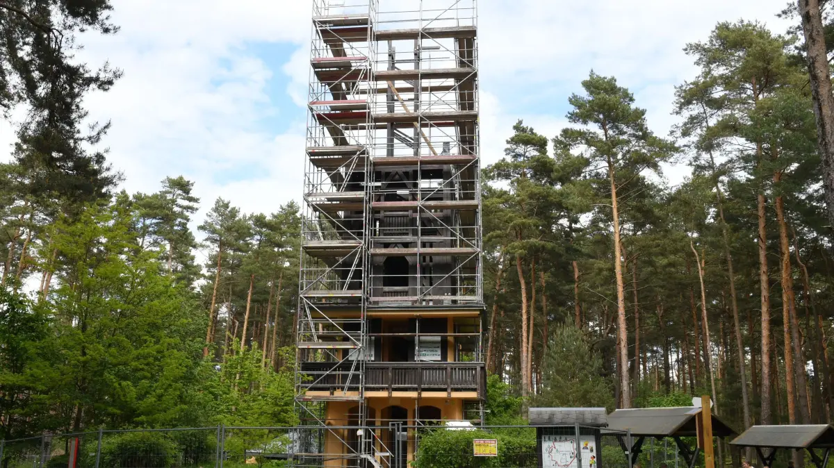 Vom Heidebergturm auf den Bergen bei Gröden ist nach dem Rückbau nicht mehr viel geblieben. Für die Sanierung werden noch einige Monate benötigt.