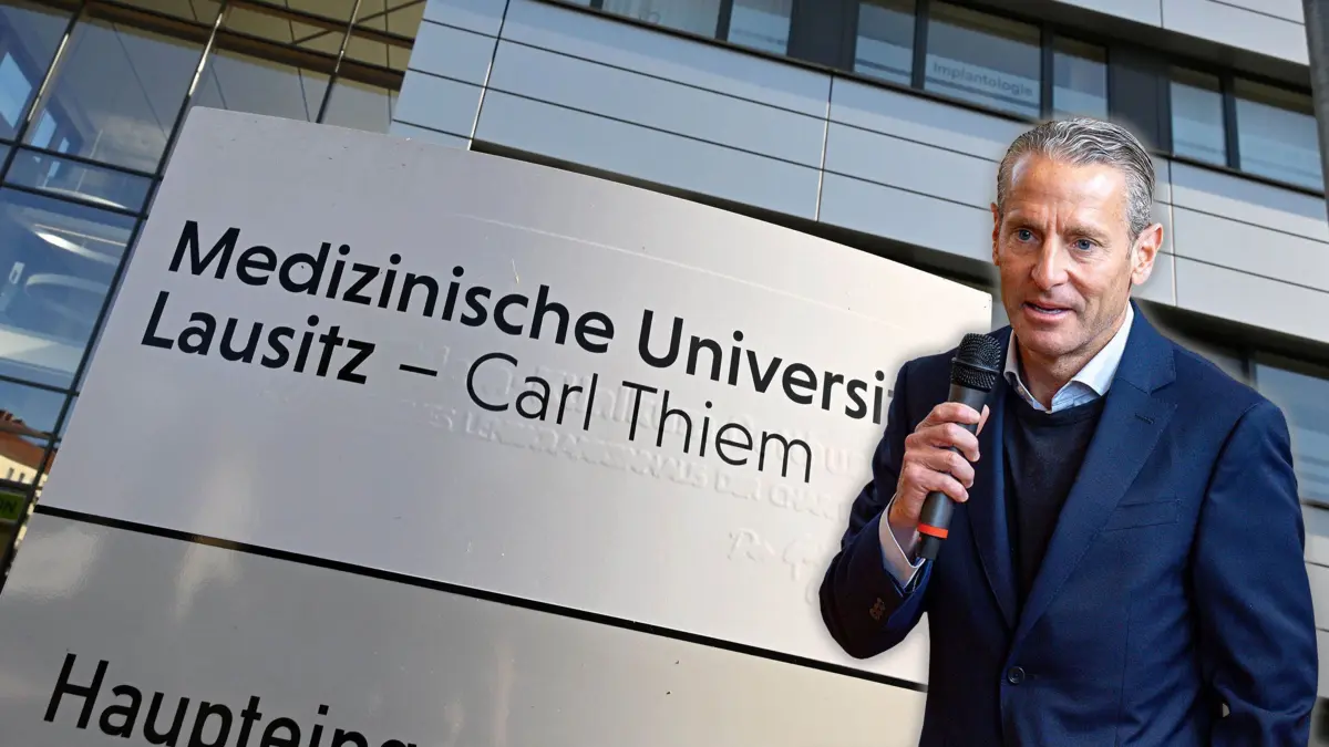 Dr. Alexander Hewer vor der Medizinischen Universität Lausitz – Carl Thiem
