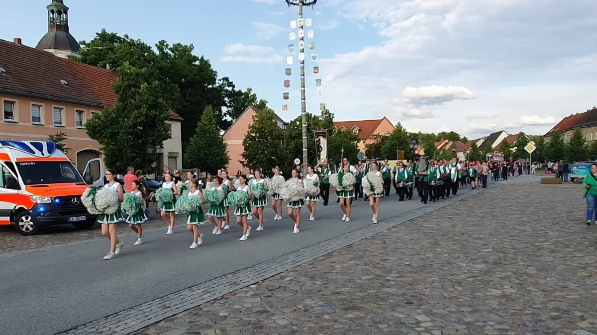 Teilnehmende des traditionellen Fackelumzugs beim Heimatfest 2025 auf dem Weg durch Schönewalde. Was ist dieses Jahr geplant?