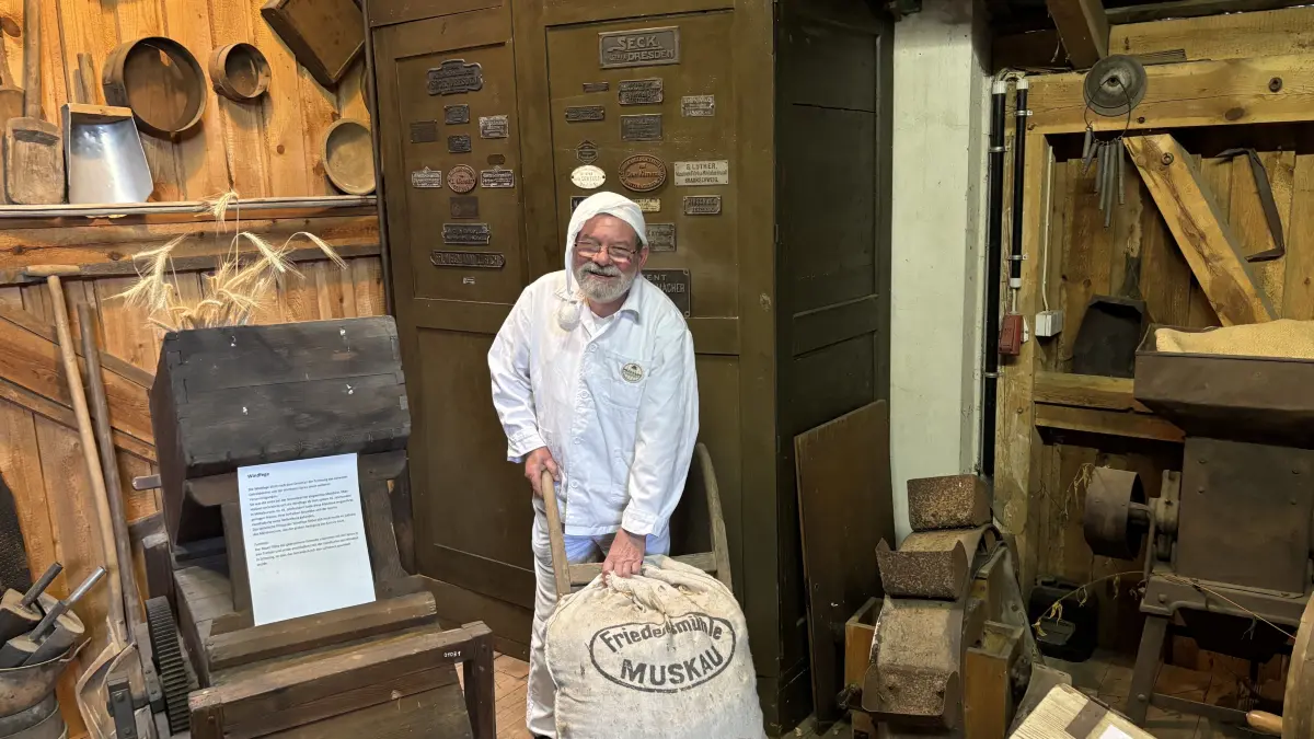 Peter Berghof, Mühlenexperte und Fördervereinsmitglied vom Museum Sagar steht in der Ausstellungshalle vor einem Müllerschrank. Seit rund acht Jahren befasst er sich mit der Mühlengeschichte der Region.