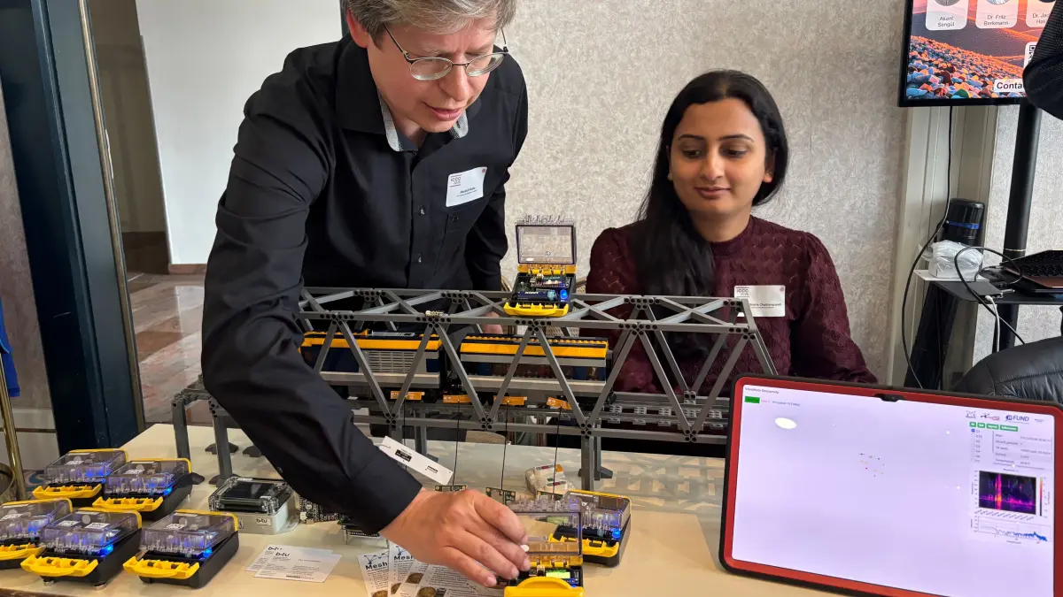 Navya Sneha Chatharajupalli und Randolf Rotta, die beide an der BTU promovieren, haben eine Netzwerktechnologie zur drahtlosen Übertragung großer Datenmengen von Sensoren entwickelt. Damit wollen sie die Überwachung alter Brücken verbessern.