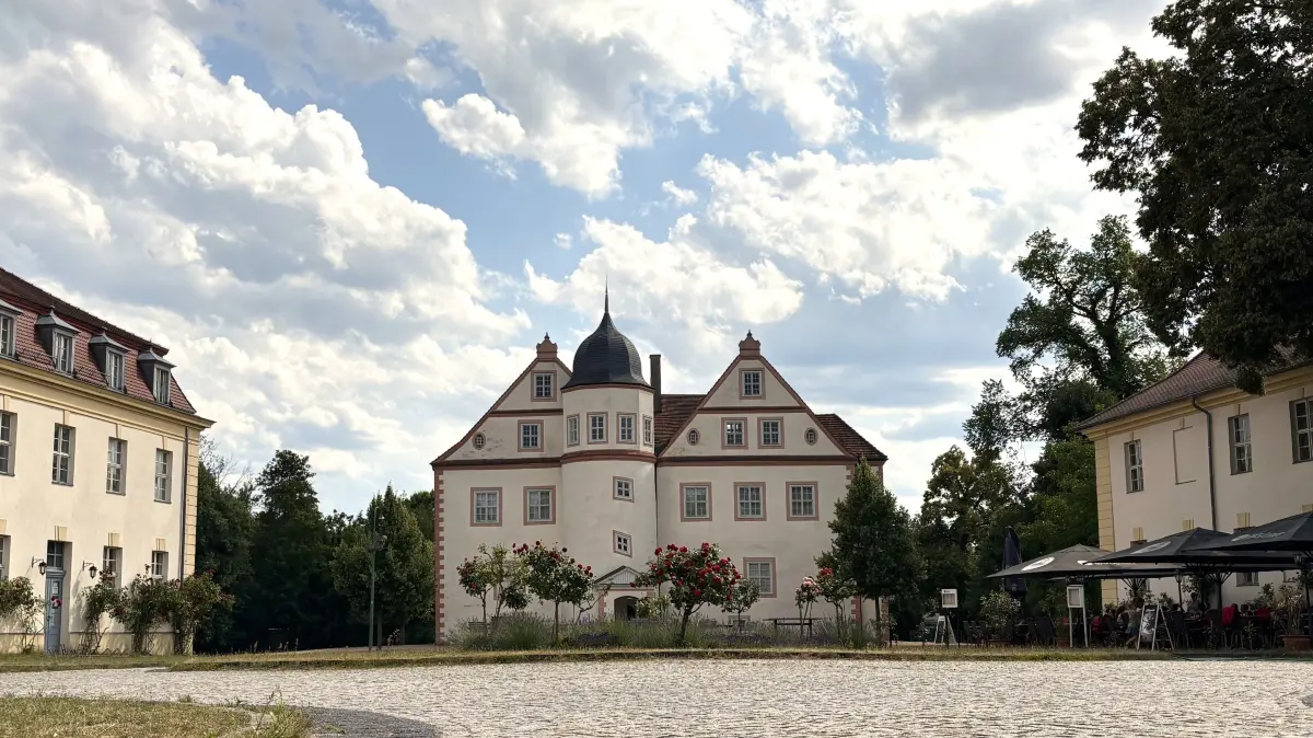 Das Schloss Königs Wusterhausen in der Sonne. Am Pfingstwochenende besser die Sonnencreme einpacken: Wolken wird es kaum geben. (Archivbild)