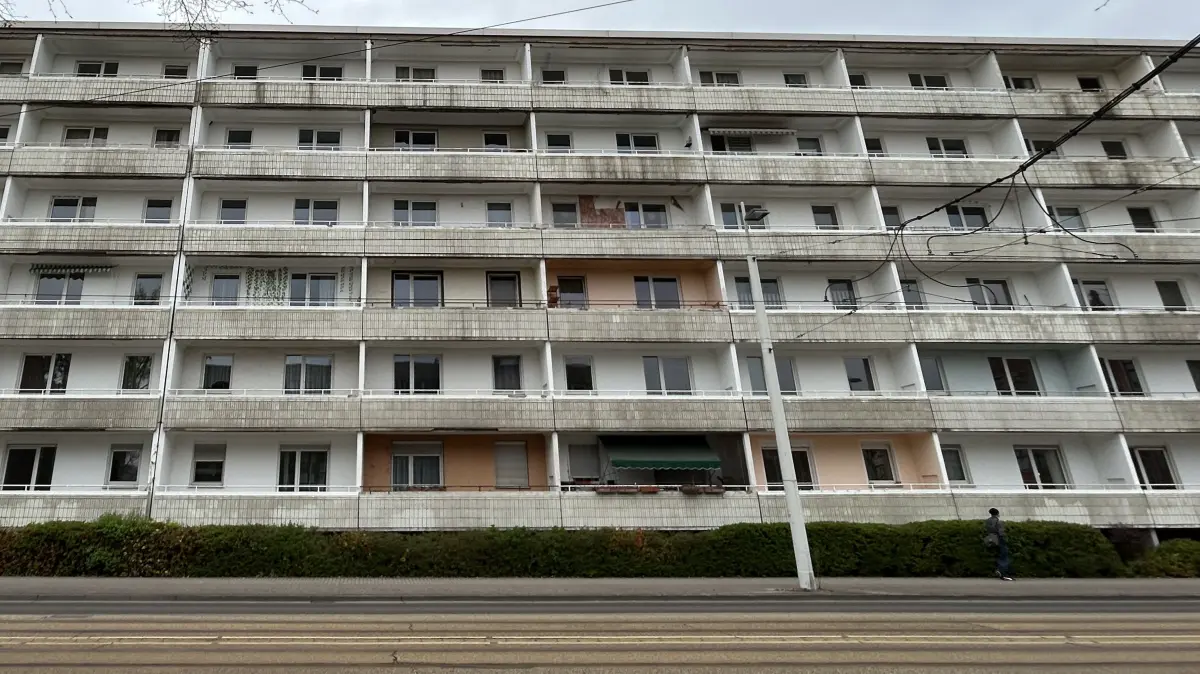 Zankapfel Balkone: Auf diese müssen die Mieter der DDR-Blöcke entlang der Berliner Straße in Cottbus-Ströbitz nun verzichten. Der Abriss steht bevor. Vermieter eG Wohnen sieht sich gezwungen, auf die Kritik der Betroffenen zu reagieren. Deren Reaktion will ein Mitgliedervertreter so nicht stehen lassen.