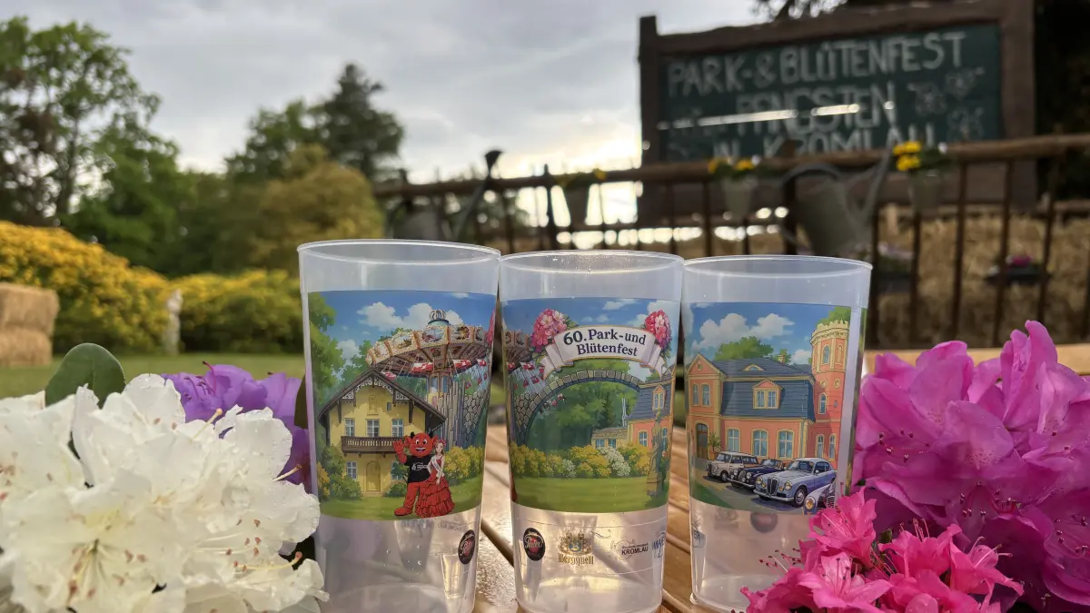 Der Jubiläumsbecher zum 60. Park- und Blütenfest in Kromlau vom 23. bis 25. Mai 2026.