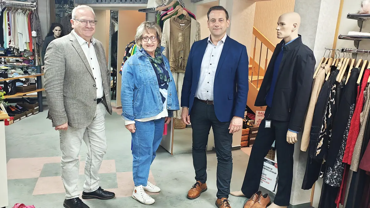 Oberbürgermeister Torsten Ruban-Zeh (l.) und Christian Hoffmann, Leiter der Stabsstelle Wirtschaftsförderung der Stadtverwaltung Hoyerswerda statteten Evelyn Graf einen Besuch ab.