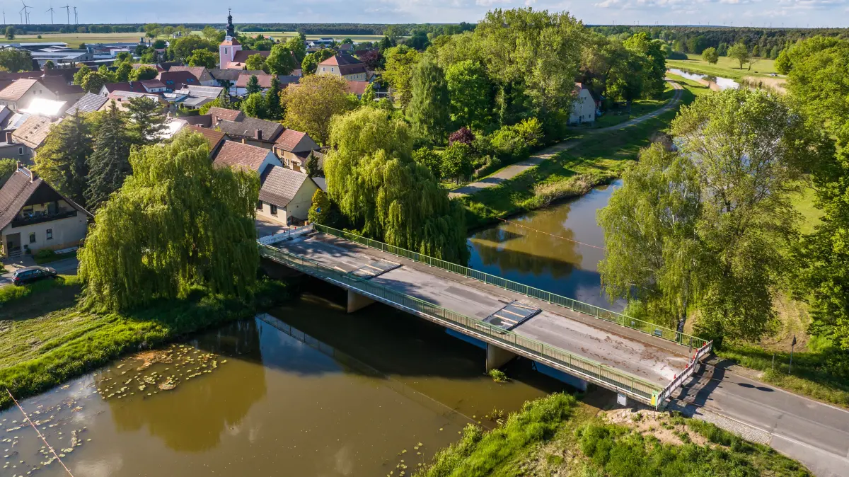 Die gegenwärtig voll gesperrte Brücke über die Schwarze Elster in Wahrenbrück.