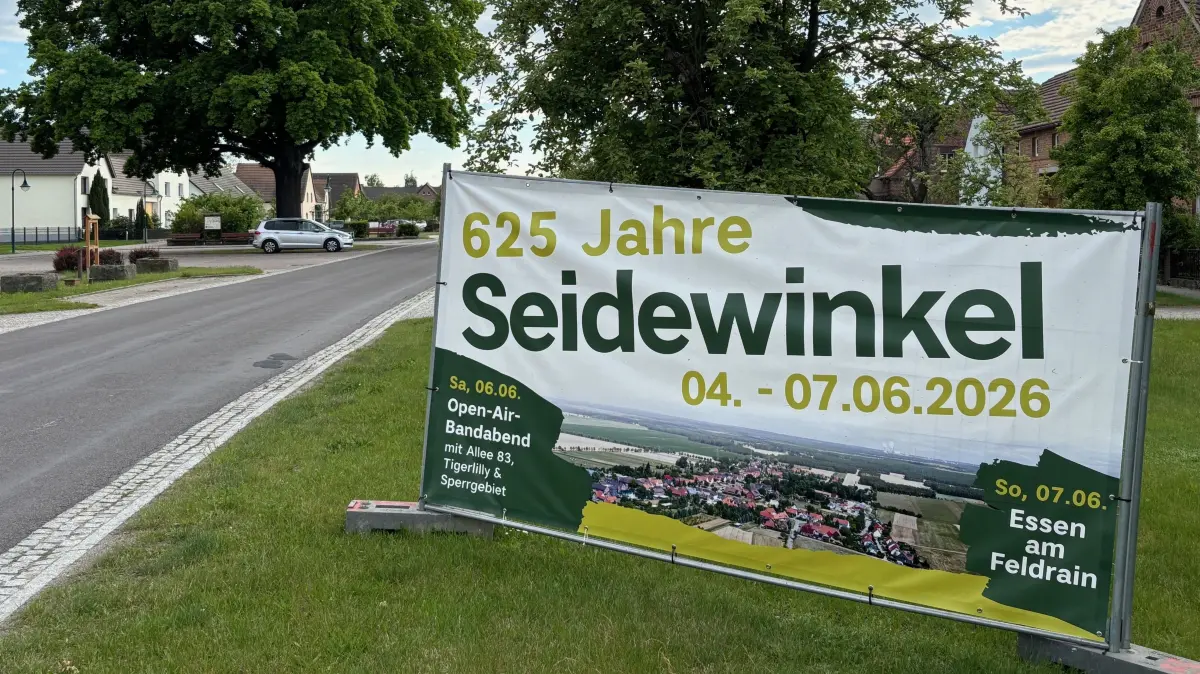 In der Seidewinkeler Ortsmitte weist dieses Banner auf die bevorstehende 625-Jahr-Feier hin. Gefeiert wird im Elsterheider Dorf vom 4. bis zum 7. Juni.