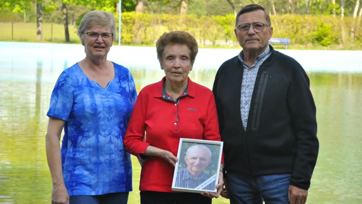Manuela Milas, geborene Erit, Hannelore Erit sowie André Berger zeigen am Waldbad in Crinitz ein Foto von Otto Erit und freuen sich bereits auf den 31. Mai 2026.