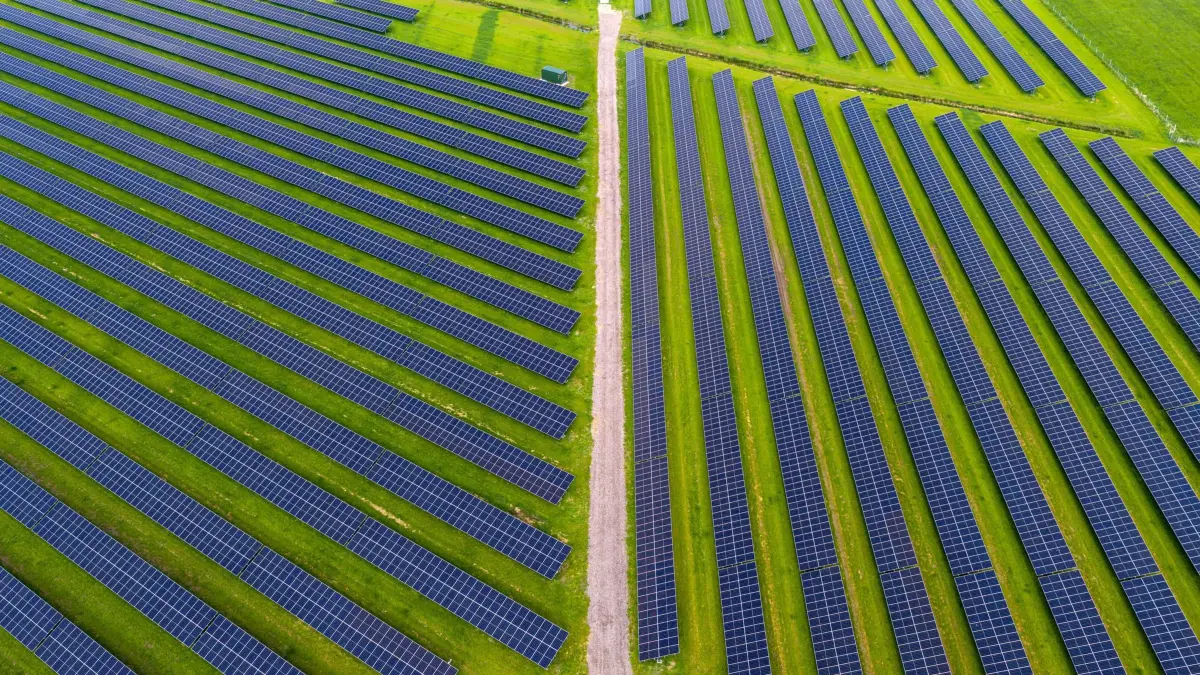 Energieinfrastruktur vor BIP-Zahlen: 21.05.2026, Niedersachsen, Lemwerder: Photovoltaikanlagen stehen in Reihen auf einem Feld. (Luftaufnahme mit einer Drohne). Photovoltaikanlagen erzeugen elektrische Energie aus Sonnenlicht und sind Teil des Ausbaus erneuerbarer Energien. Das Statistische Bundesamt veröffentlicht am 22.05.2026 Details zur Entwicklung des Bruttoinlandsprodukts (BIP) im ersten Quartal 2026. Foto: Sina Schuldt/dpa +++ dpa-Bildfunk +++
