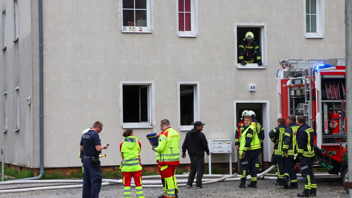 Brand in Lauchhammer: Feuerwehr, Rettungskräfte und Polizei sind in der Bockwitzer Straße im Einsatz.