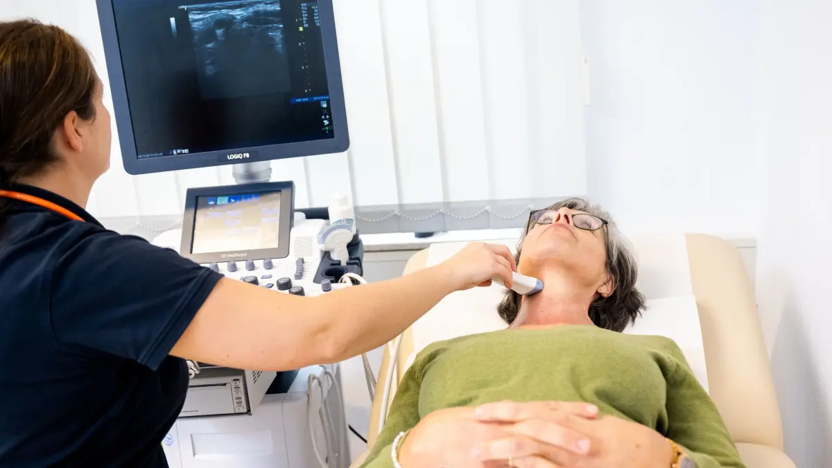 Ultraschalluntersuchung der Schilddrüse: ILLUSTRATION - Wie geht es der Schilddrüse? Darüber geben Blutwerte wie der TSH-Wert Auskunft. Ebenfalls wichtiger Teil der Diagnostik: eine Ultraschalluntersuchung des Organs. (zu dpa: «Schilddrüsenunterfunktion: Wie man sie erkennt») Foto: Benjamin Nolte/dpa-tmn - Honorarfrei nur für Bezieher des dpa-Themendienstes +++ dpa-Themendienst +++