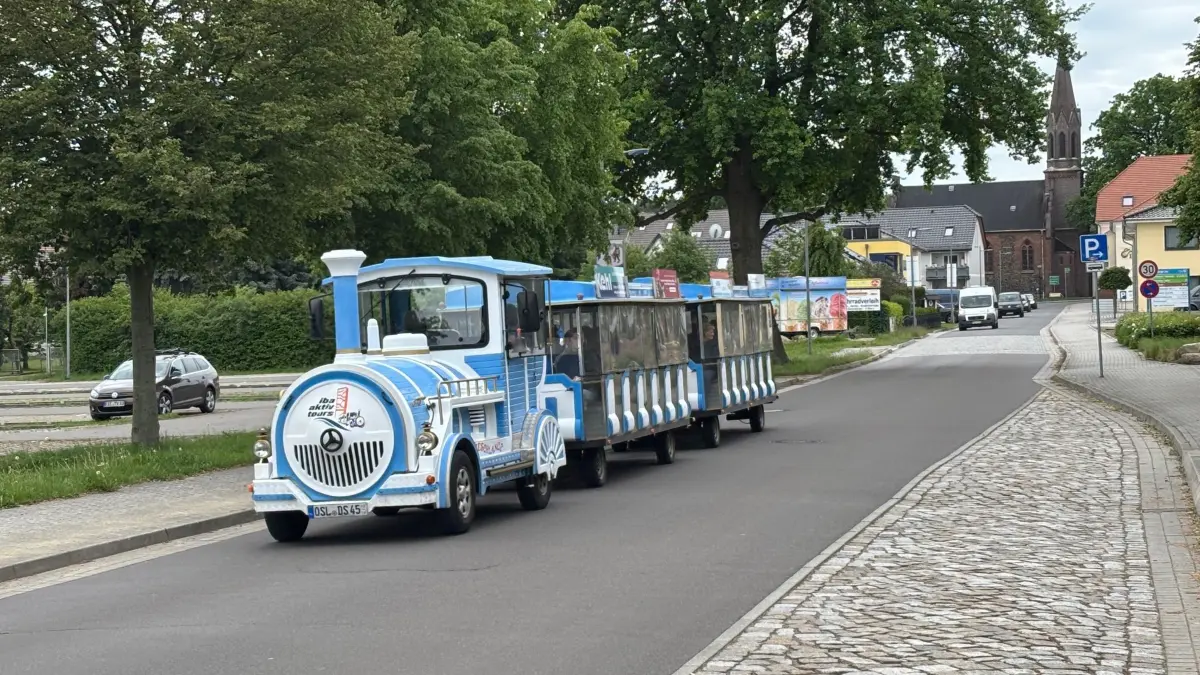 Die Seeschlange der Großräschener Firma IBA-Tours macht das Lausitzer Seenland ein Stück weit freundlicher und liebenswerter. Hier ist sie in Großkoschen auf Achse.
