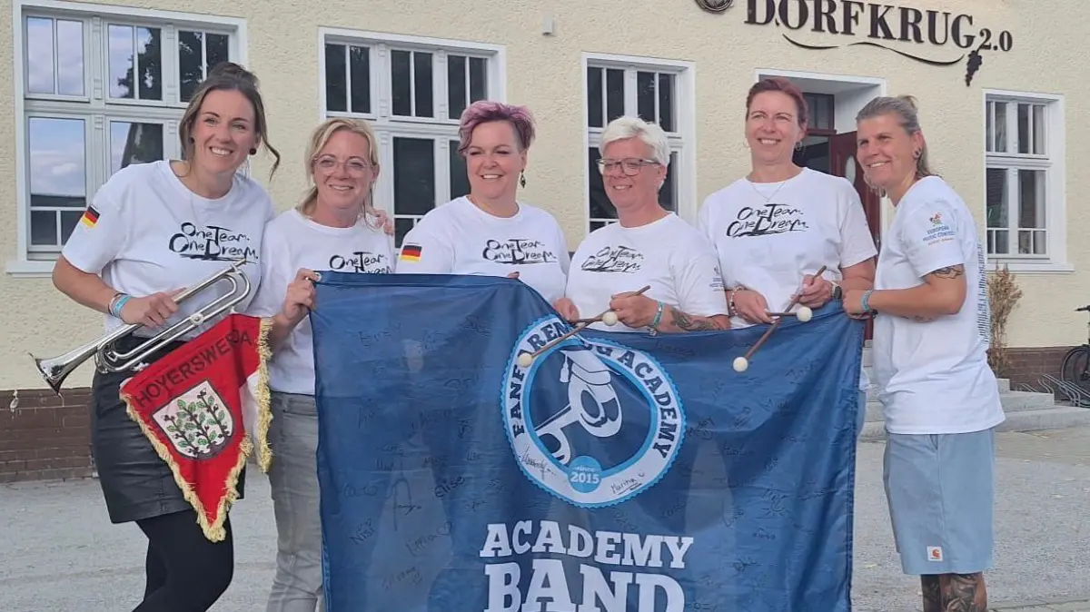 Nach dem überraschenden Erfolg in Rastede feiern Mandy Berg, Melanie Bittner, Nicole Petzold, Carina Bittner, Marina Haensel und Carmen Krautz (v. l.) im Dorfkrug in Koschen die Qualifikation für die Weltmeisterschaft in Mexiko.