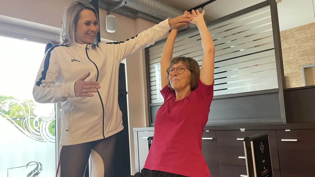 Monika Friedrich (l.) zeigt Doris Ecknigk eine Übung am Hüftbeuger. Bei der 30-Tage-Aktion im Fitnessstudio Sano in Finsterwalde sollen die Teilnehmer nicht nur ihre Rückenschmerzen loswerden.