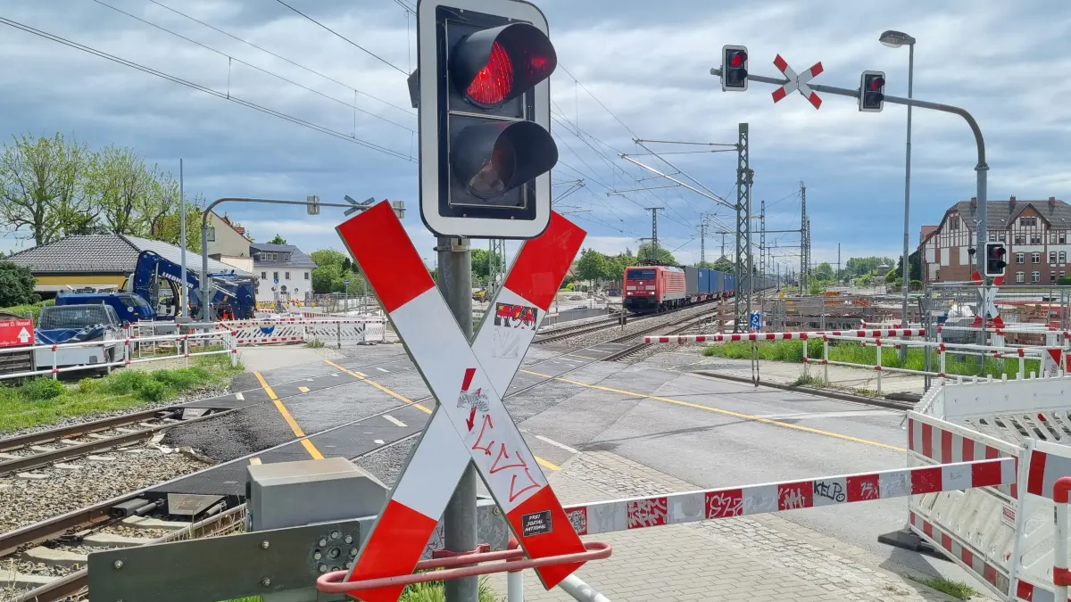 Auch der Bahnübergang an der Berliner Straße (L49) in Lübbenau wird schon bald Geschichte sein. Der Rückbau ist aufwendig.