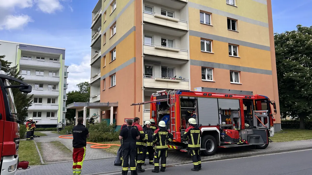 Brand in Senftenberg: In einem Mehrfamilienhaus in der Steigerstraße ist ein Feuer in einer Wohnung eines Mannes ausgebrochen.