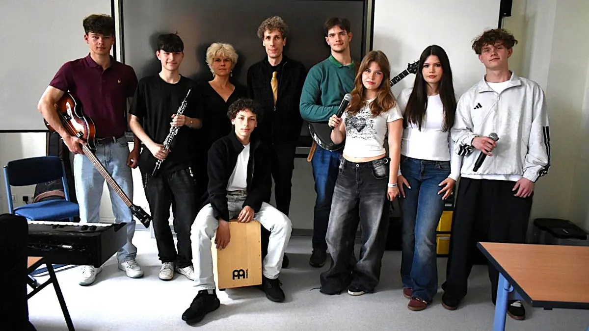 Die Schüler und Schülerinnen des Pestalozzi-Gymnasiums in Guben haben ein deutsch-polnisches Lied über das Zusammenleben an der Grenze kreiert. Geleitet wird das Projekt von Musiklehrer Benjamin Böhm (Mitte), in Zusammenarbeit mit Sozialarbeiterin Melanie Noak (3.v.r.). Bald werden die Nachwuchsmusiker den Song auf große Bühne präsentieren.