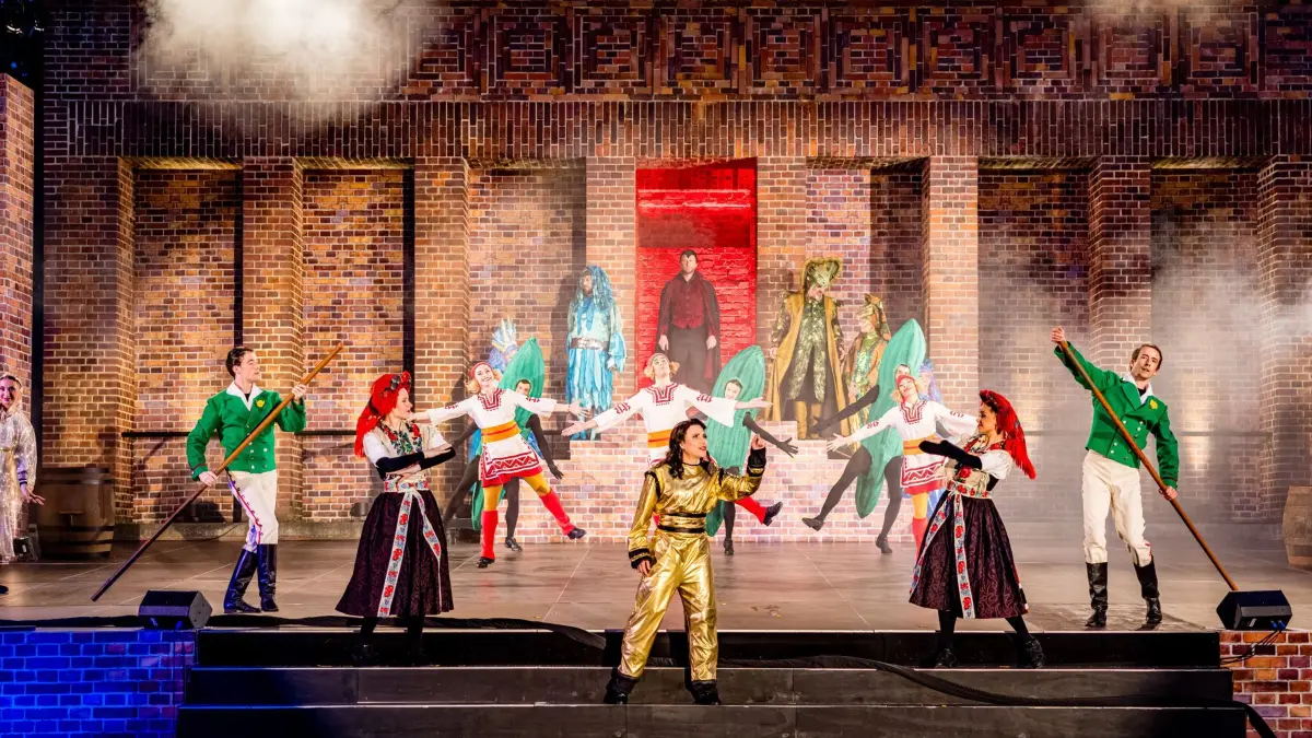 Generalprobe Spreewälder Sagennacht: 22.05.2026, Brandenburg, Burg (Spreewald): Schauspielerinnen und Tänzerinnen des Sorbischen National-Ensemble, darunter Božena Bjarsch (M) als Wanka, stehen bei der Generalprobe des Stückes «Müschen impossible, oder Wanka, Janek und die drei Unmöglichkeiten» auf der Freilichtbühne am Bismarckturm. Im Mittelpunkt der inzwischen 17. Auflage der Sagennacht steht Wanka, die nicht zulassen will, dass ihre Heimat zerstört wird. Denn der superreiche Unternehmer Dieterich Muks möchte den Spreewald einebnen, um eine riesengroße Fabrik zu errichten. Mit dieser Nachricht platzt er in das fröhliche Müschener Erntedankfest. Was die Menschen zuerst für einen Scherz halten, ist bitterer Ernst. Als sich die Menge dagegen auflehnt, lässt Muks keinen Zweifel daran, dass er seinen Plan mit aller Macht durchsetzen will. Foto: Frank Hammerschmidt/dpa +++ dpa-Bildfunk +++
