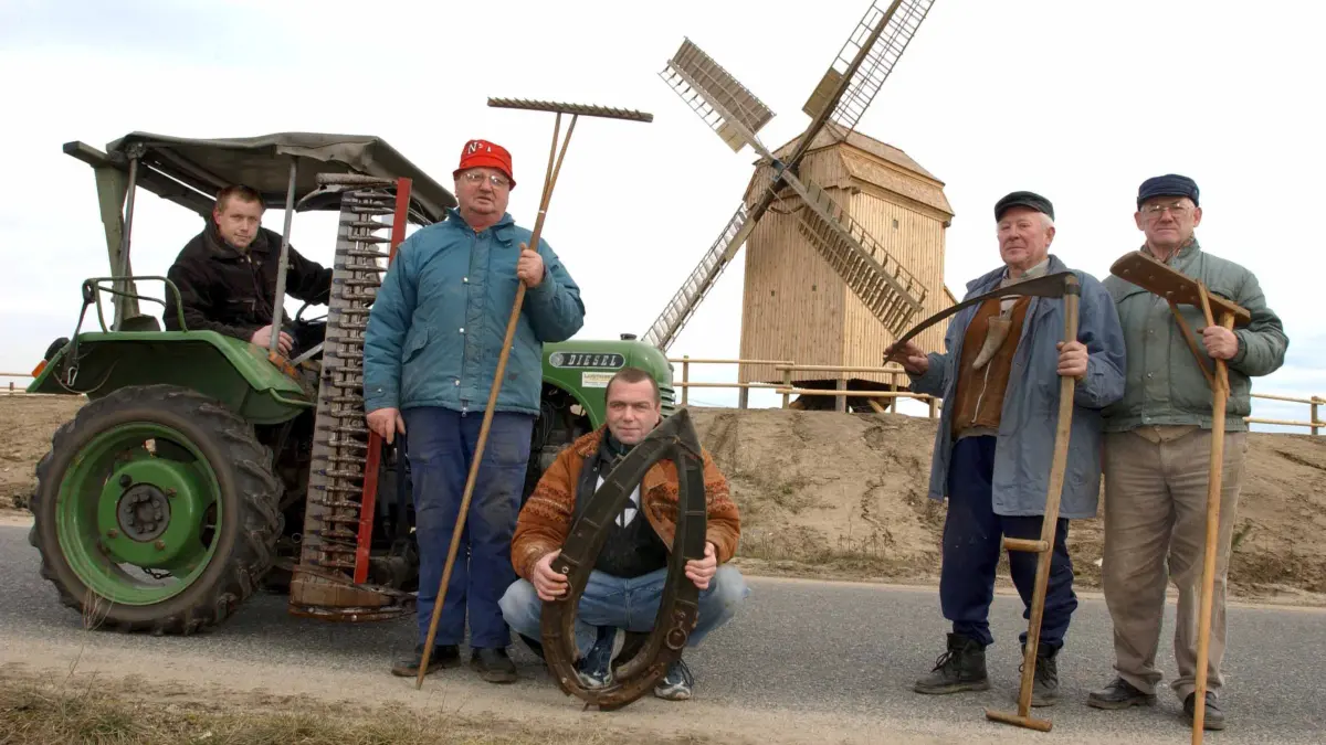 Sternstunde für die damaligen Mitglieder des Elsterwerdaer Heimatvereins im März 2004: Elsterwerdas Bockwindmühle ist am neuen Standort im künftigen Miniaturenpark wieder aufgebaut. Zusammen mit der Stadt hatte sich der Verein für den Wiederaufbau eingesetzt.