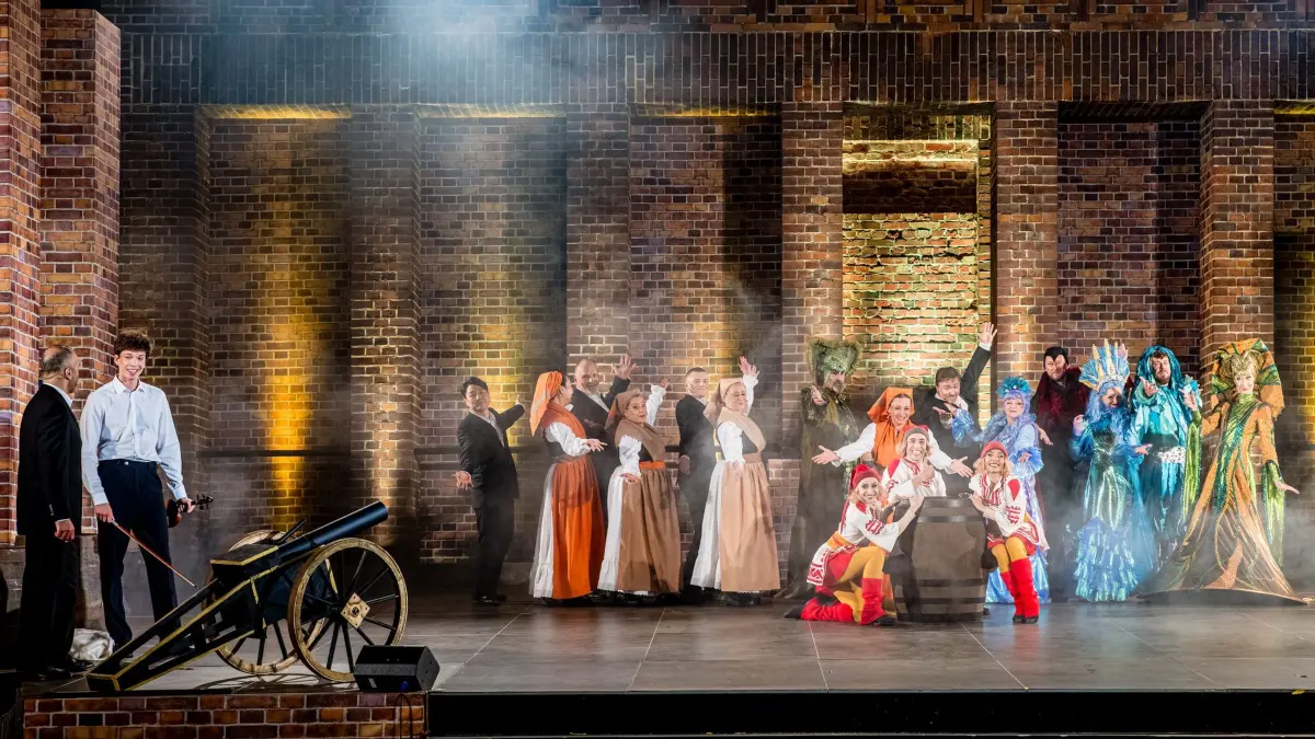 Generalprobe Spreewälder Sagennacht: 22.05.2026, Brandenburg, Burg (Spreewald): Schauspielerinnen und Tänzerinnen des Sorbischen National-Ensemble stehen bei der Generalprobe des Stückes «Müschen impossible, oder Wanka, Janek und die drei Unmöglichkeiten» auf der Freilichtbühne am Bismarckturm. Im Mittelpunkt der inzwischen 17. Auflage der Sagennacht steht Wanka, die nicht zulassen will, dass ihre Heimat zerstört wird. Denn der superreiche Unternehmer Dieterich Muks möchte den Spreewald einebnen, um eine riesengroße Fabrik zu errichten. Mit dieser Nachricht platzt er in das fröhliche Müschener Erntedankfest. Was die Menschen zuerst für einen Scherz halten, ist bitterer Ernst. Als sich die Menge dagegen auflehnt, lässt Muks keinen Zweifel daran, dass er seinen Plan mit aller Macht durchsetzen will. Foto: Frank Hammerschmidt/dpa +++ dpa-Bildfunk +++