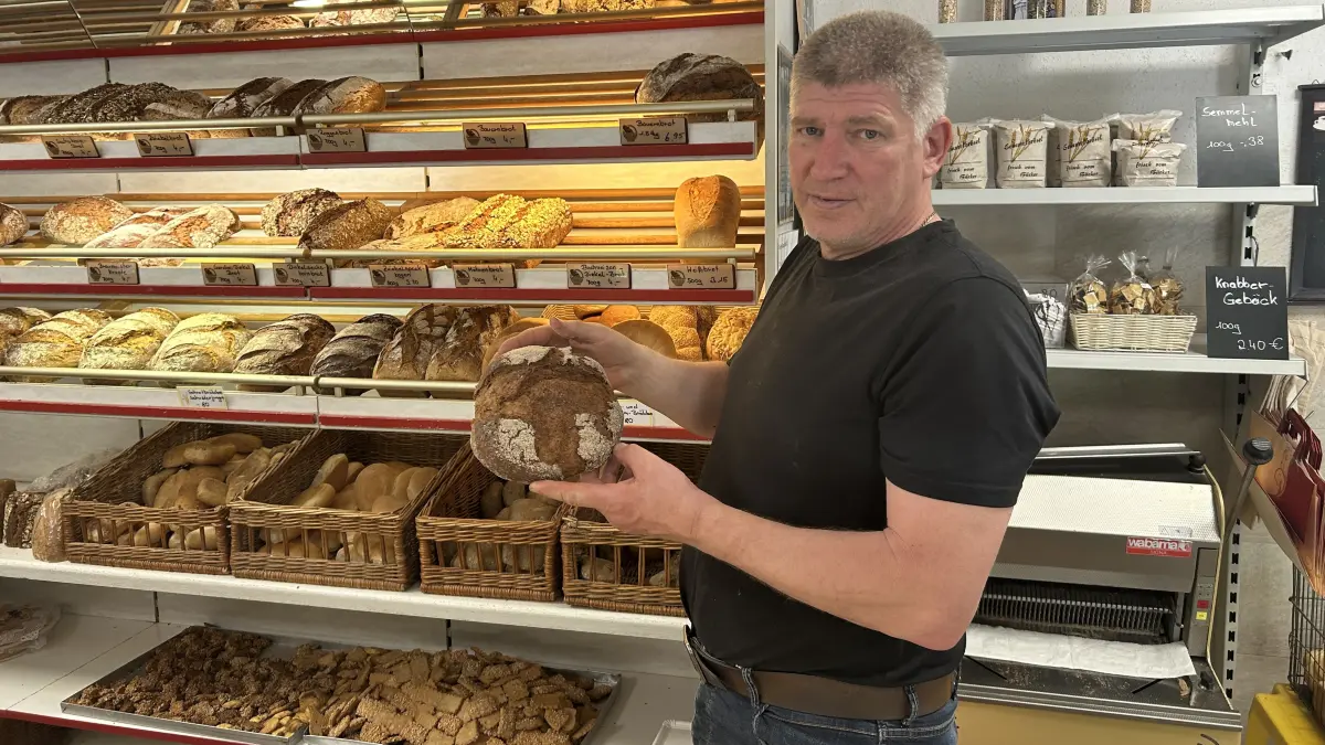 Bäckermeister Sven Michelko aus Branitz hat beim jüngsten Brotwettbewerb in Cottbus mit seinem Möhren-Dinkel-Buchweizen-Brot es auf die Siegertreppe geschafft. Als die LR ihn in seinem Ladengeschäft am Museumsweg besucht, ist das Brot gerade nicht vorrätig. Der gezeigte Laib ist das gleiche Brot, nur ohne Möhren.