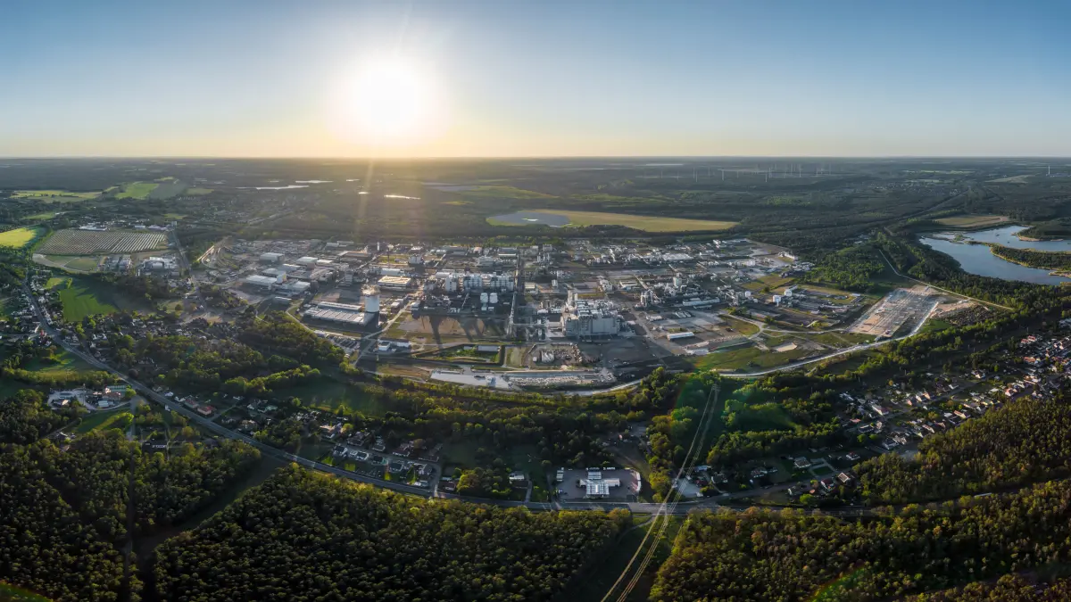 Der Industriepark Lausitz in Schwarzheide liegt direkt an der Bundesautobahn A13 und der Eisenbahntrasse Dresden-Cottbus. Er verfügt über 290 Hektar industriell nutzbare Fläche im Kerngelände.