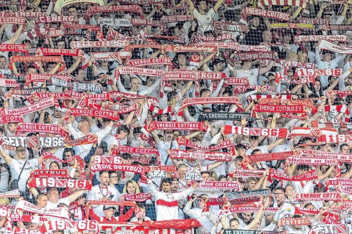 09.05.2026, Brandenburg, Cottbus: Fußball, Männer: 3. Liga, Energie Cottbus - SV Wehen Wiesbaden, 37. Spieltag, LEAG Energie Stadion. Fans von Energie Cottbus schwenken ihre Fanschals. Foto: Frank Hammerschmidt/dpa +++ dpa-Bildfunk +++⇥Frank Hammerschmidt