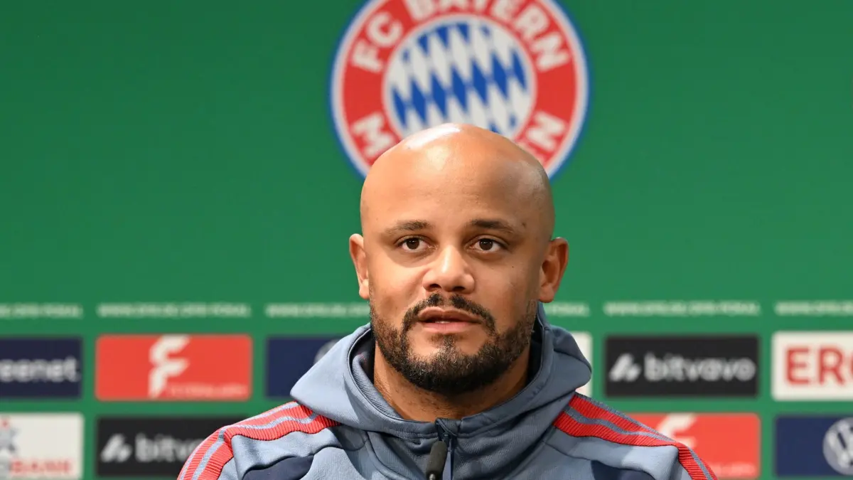 Vor dem Finale im DFB-Pokal: 22.05.2026, Berlin: Fußball, Männer: DFB-Pokal, vor dem Finale, Pressekonferenz im Berliner Olympiastadion. Trainer Vincent Kompany (FC Bayern München) nimmt an einer PK teil. Foto: Soeren Stache/dpa - WICHTIGER HINWEIS: Gemäß den Vorgaben der DFL Deutsche Fußball Liga bzw. des DFB Deutscher Fußball-Bund ist es untersagt, in dem Stadion und/oder vom Spiel angefertigte Fotoaufnahmen in Form von Sequenzbildern und/oder videoähnlichen Fotostrecken zu verwerten bzw. verwerten zu lassen. +++ dpa-Bildfunk +++