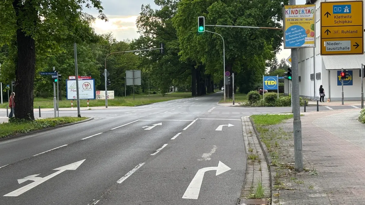 Diese Kreuzung im Senftenberger Westen ist für viele Autofahrer ein Ärgernis. Doch die Stadt will an der jetzigen Fahrspur-Situation nichts ändern.