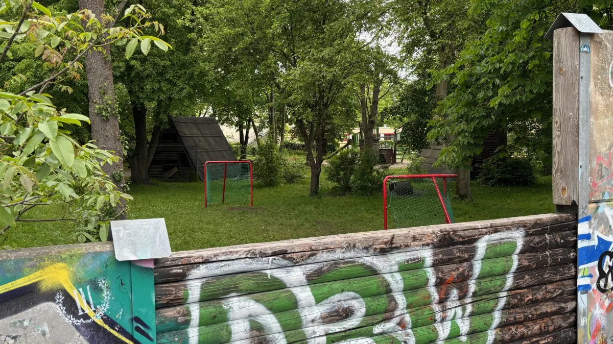 Blick von der Skaterbahn zum Spielplatz des Kindergartens Seesternchen in Senftenberg. Über die Absperrung sollen öfter mal verschiedene Gegenstände fliegen, heißt es.