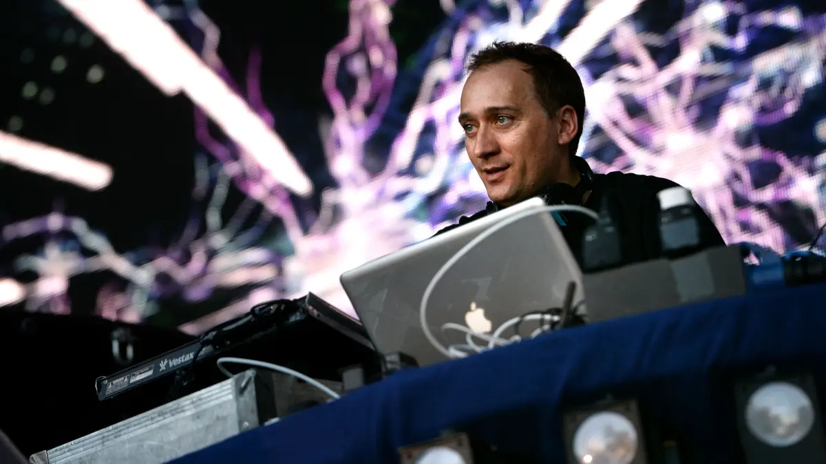 ARCHIV - Der deutsche Techno-DJ Paul van Dyk legt am 06.07.2013 beim Open-Air-Festival "We are One 2013" in der Zitadelle Spandau in Berlin auf. Foto: Matthias Balk/dpa (Zu dpa: «Paul van Dyk: Echtheit macht meinen Erfolg aus» vom 10.07.2013) +++ dpa-Bildfunk +++