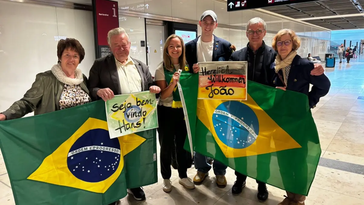 Tanja Busse mit ihren Eltern sowie Familie Habermann (rechts) begrüßen Joâo Hadlich (Mitte) am Flughafen. Der Brasilianer lebt seit etwa einem Jahr in Finsterwalde und macht über den Rotary Club ein Austauschjahr in Deutschland.