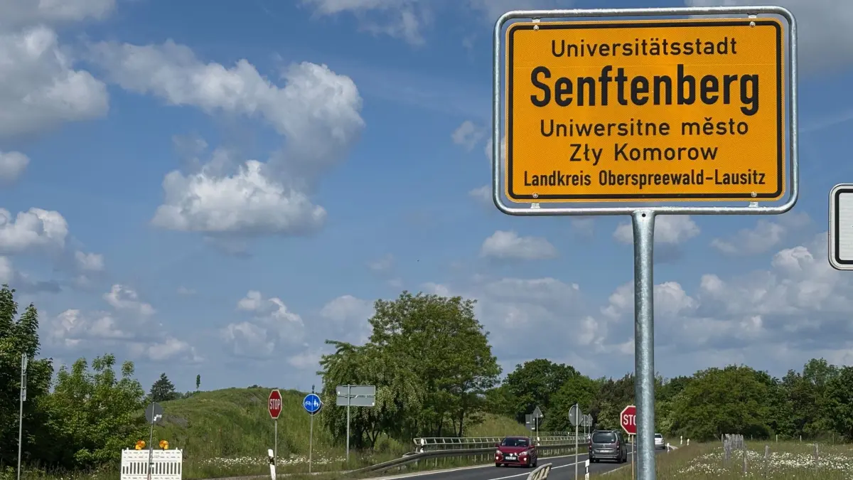 Diese neue Ortseingangstafel befindet sich jetzt an der B96 in Senftenberg. Damit ändert sich etwas Wesentliches für die Autofahrer.