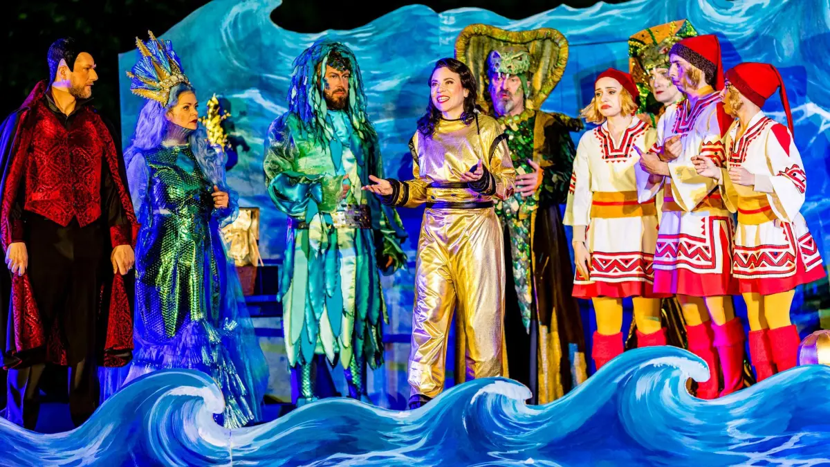 Generalprobe Spreewälder Sagennacht: 22.05.2026, Brandenburg, Burg (Spreewald): Schauspielerinnen und Tänzerinnen des Sorbischen National-Ensemble stehen bei der Generalprobe des Stückes «Müschen impossible, oder Wanka, Janek und die drei Unmöglichkeiten» auf der Freilichtbühne am Bismarckturm. Im Mittelpunkt der inzwischen 17. Auflage der Sagennacht steht Wanka, die nicht zulassen will, dass ihre Heimat zerstört wird. Denn der superreiche Unternehmer Dieterich Muks möchte den Spreewald einebnen, um eine riesengroße Fabrik zu errichten. Mit dieser Nachricht platzt er in das fröhliche Müschener Erntedankfest. Was die Menschen zuerst für einen Scherz halten, ist bitterer Ernst. Als sich die Menge dagegen auflehnt, lässt Muks keinen Zweifel daran, dass er seinen Plan mit aller Macht durchsetzen will. Foto: Frank Hammerschmidt/dpa +++ dpa-Bildfunk +++