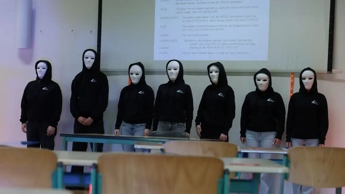 Gleiche Parole, Symboel und Hoodies: Die Neue Bühne Senftenberg inszeniert "#dieWELLE" mit echten Schülerinnen und Schülern des Friedrich-Engels-Gymnasium Senftenberg.