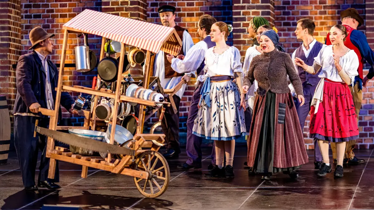 Generalprobe Spreewälder Sagennacht: 22.05.2026, Brandenburg, Burg (Spreewald): Schauspielerinnen und Tänzerinnen des Sorbischen National-Ensemble stehen bei der Generalprobe des Stückes «Müschen impossible, oder Wanka, Janek und die drei Unmöglichkeiten» auf der Freilichtbühne am Bismarckturm. Im Mittelpunkt der inzwischen 17. Auflage der Sagennacht steht Wanka, die nicht zulassen will, dass ihre Heimat zerstört wird. Denn der superreiche Unternehmer Dieterich Muks möchte den Spreewald einebnen, um eine riesengroße Fabrik zu errichten. Mit dieser Nachricht platzt er in das fröhliche Müschener Erntedankfest. Was die Menschen zuerst für einen Scherz halten, ist bitterer Ernst. Als sich die Menge dagegen auflehnt, lässt Muks keinen Zweifel daran, dass er seinen Plan mit aller Macht durchsetzen will. Foto: Frank Hammerschmidt/dpa +++ dpa-Bildfunk +++